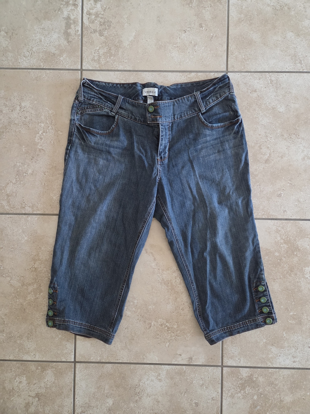 Venezia Denim Cropped Capri Jeans with Button Detail